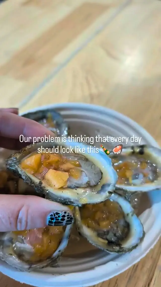 SPARKLET🍾 ➕ 🍑 OYSTERS 🟰🤤🪩🦪😍
#bubblesbrunch #bonfireoyster #saturdayvibes #sparklet 
@bonfireoysterco @amandalin.july @meltedmomentsgj